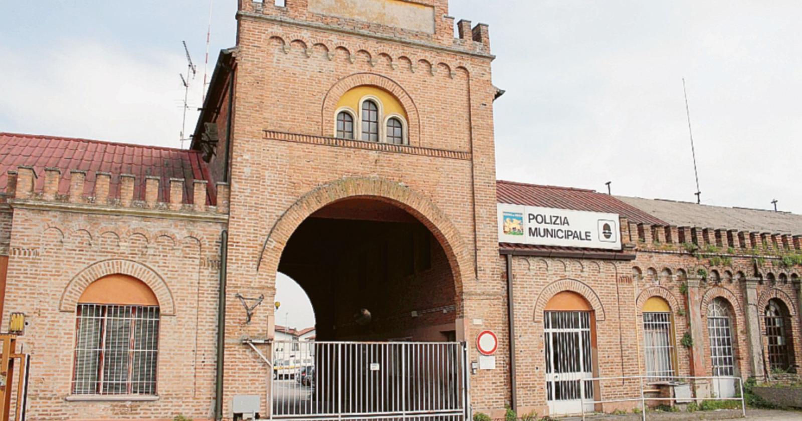 Vigili urbani costretti a scavalcare