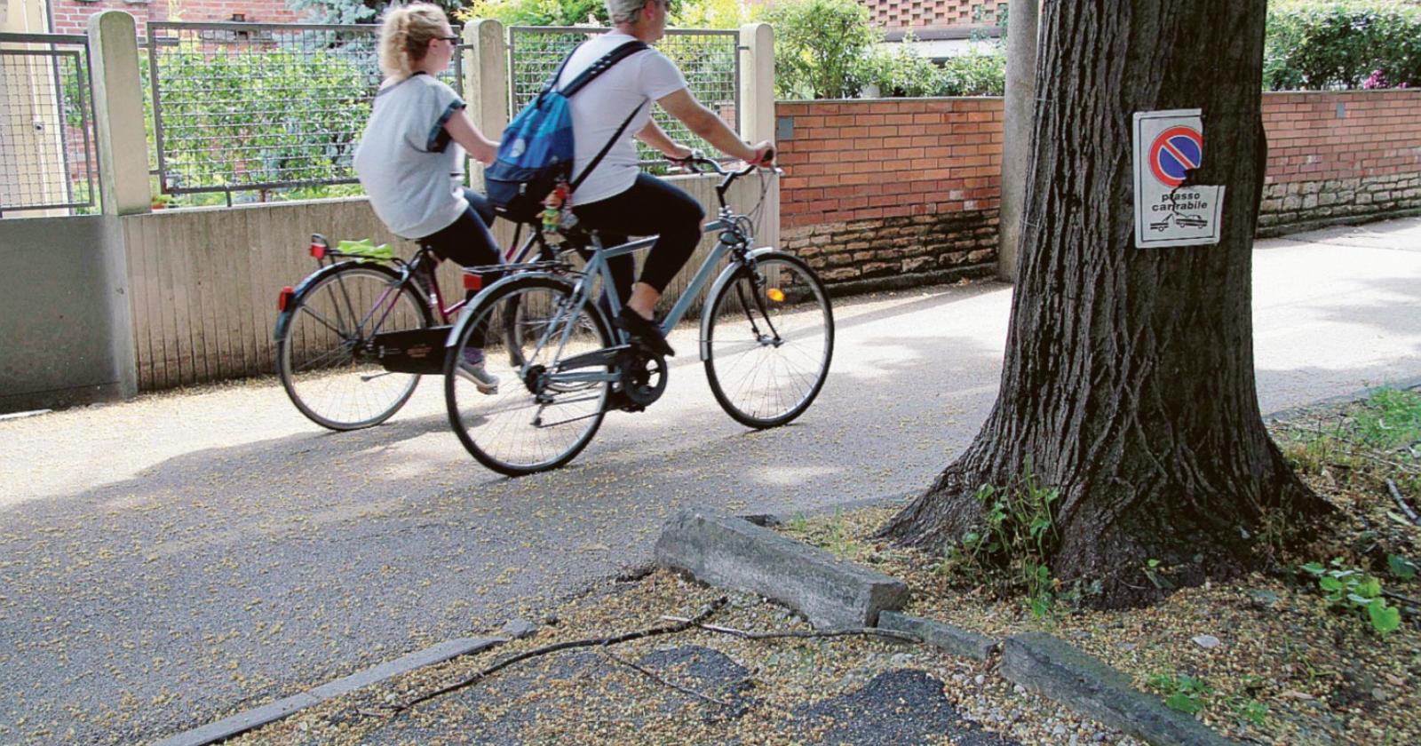 In buca con la bici, ennesima causa