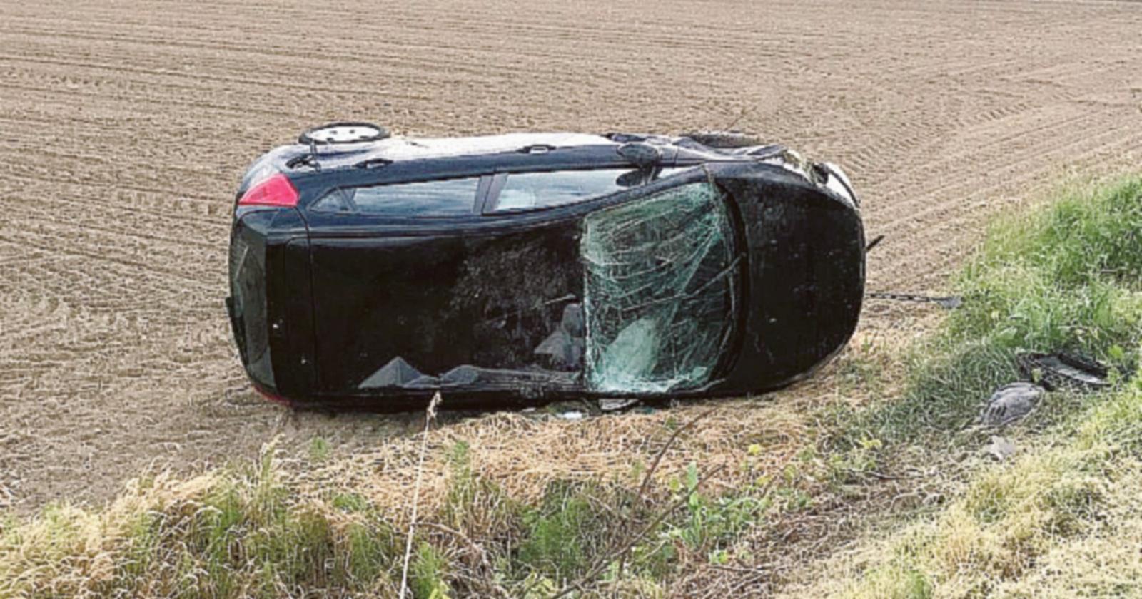 Auto cappottata, momenti di paura