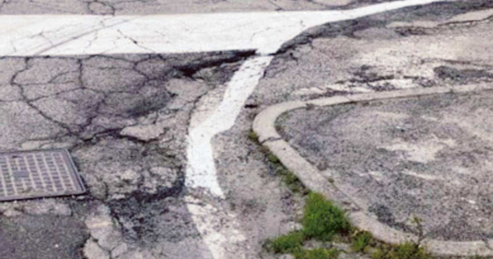 “Strisce dipinte su strade dissestate”