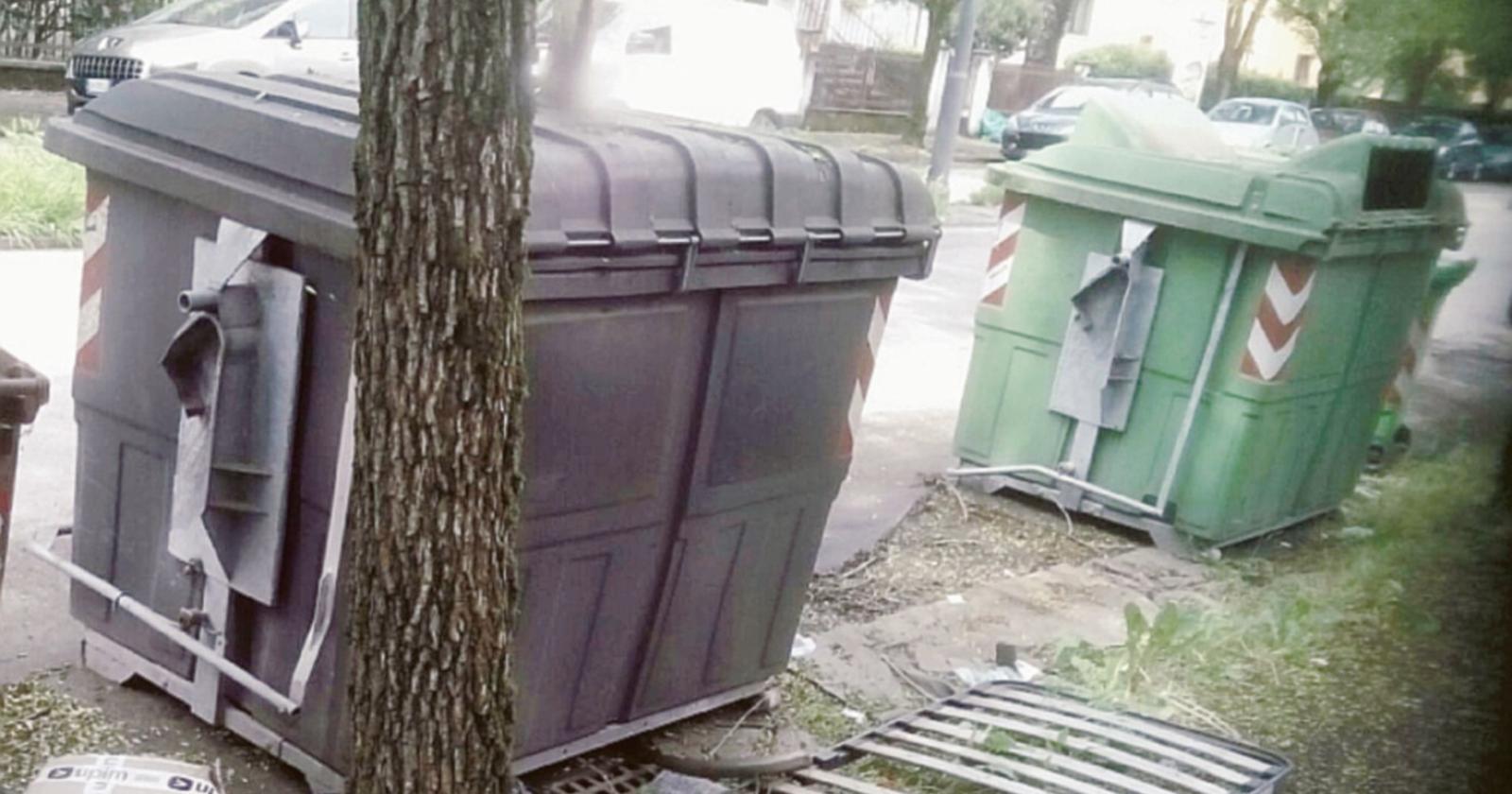 Sparito il cassonetto per la raccolta della carta