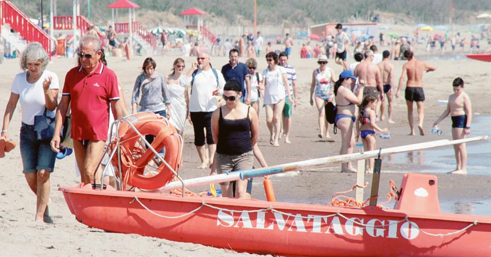Sulle spiagge è già piena estate