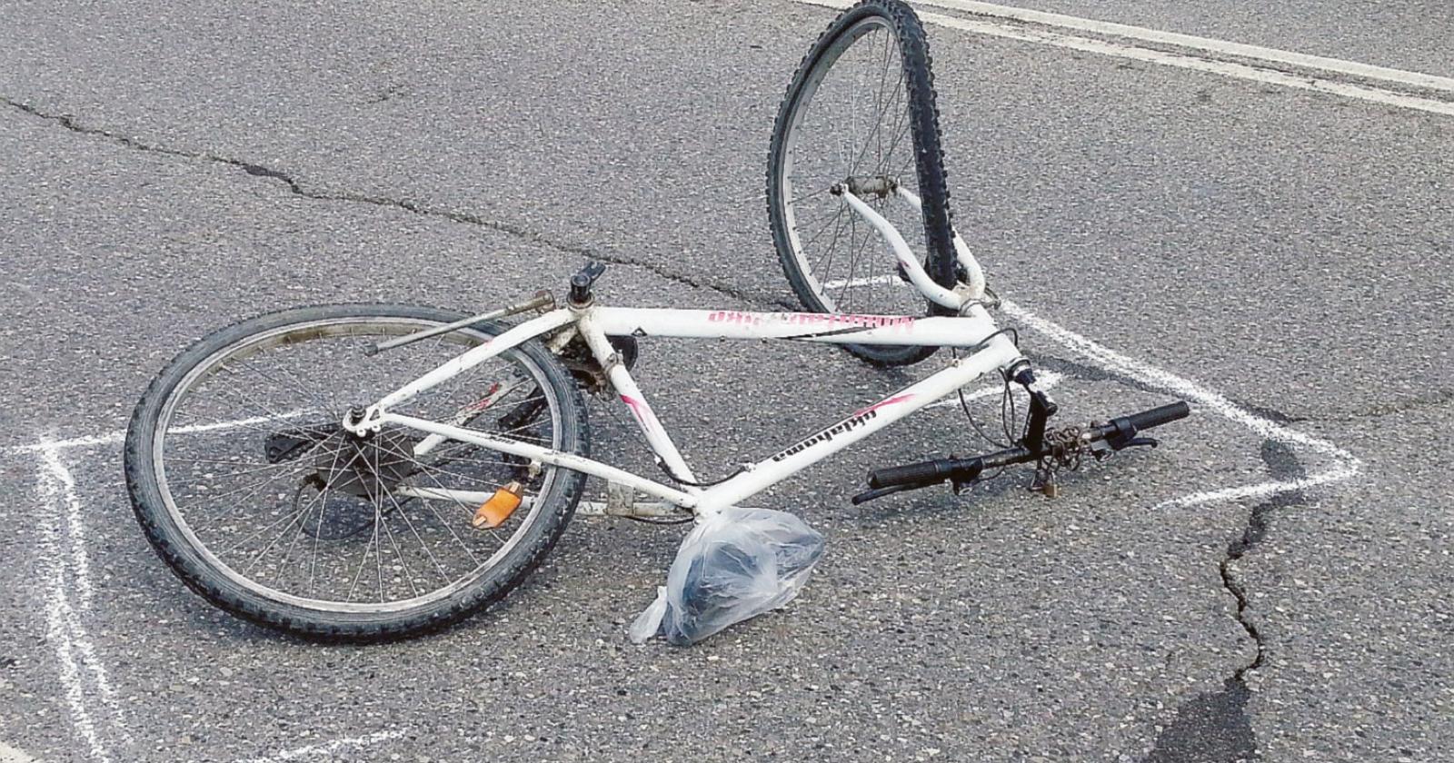 Cade dalla bicicletta, è in coma