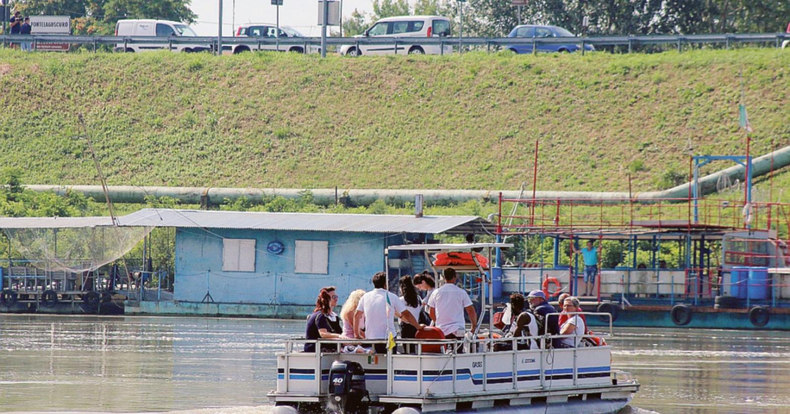 In 1.250 sul traghetto per oltrepassare il fiume