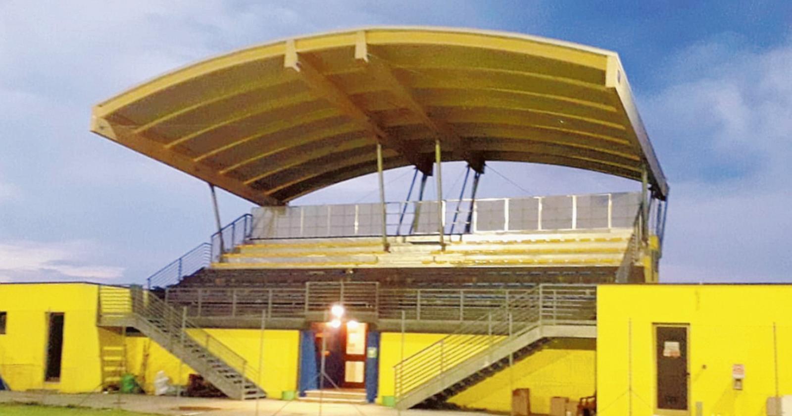 Tribuna coperta e ampliata per il campo sportivo