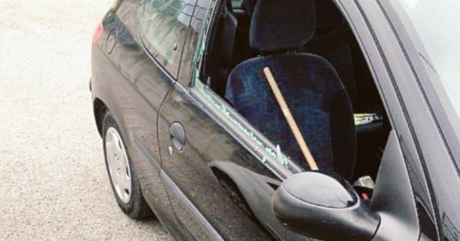Spaccano il vetro dell’auto per rubare degli zaini