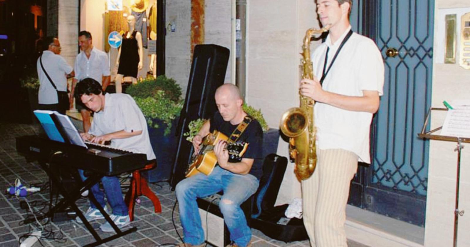 Notte di saldi, scontro sulla musica