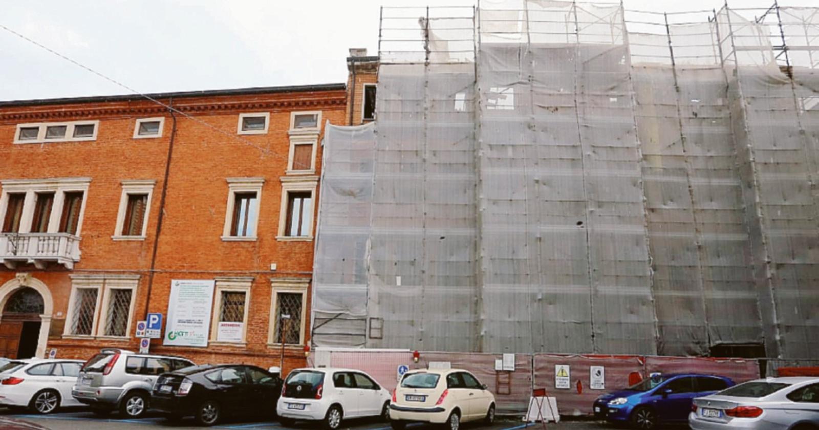 Sulla piazza incombe il ponteggio