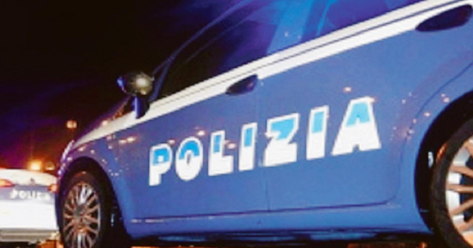 Attraversano fuori dalle strisce, li sgrida: picchiato e derubato