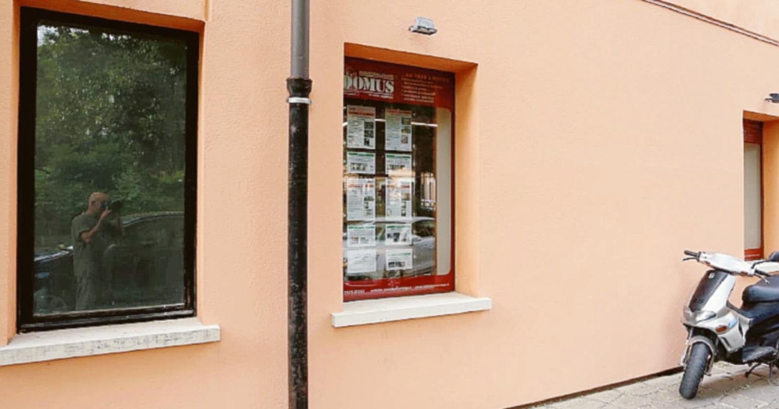 Furto con scasso nell&rsquo;agenzia 'Domus' in piazza Merlin