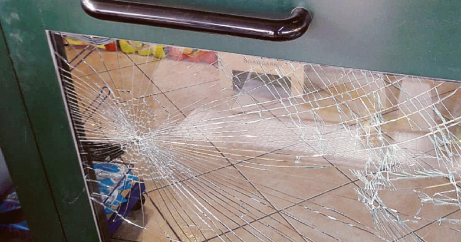 Spaccata in pieno giorno, i ladri scappano con la cassa