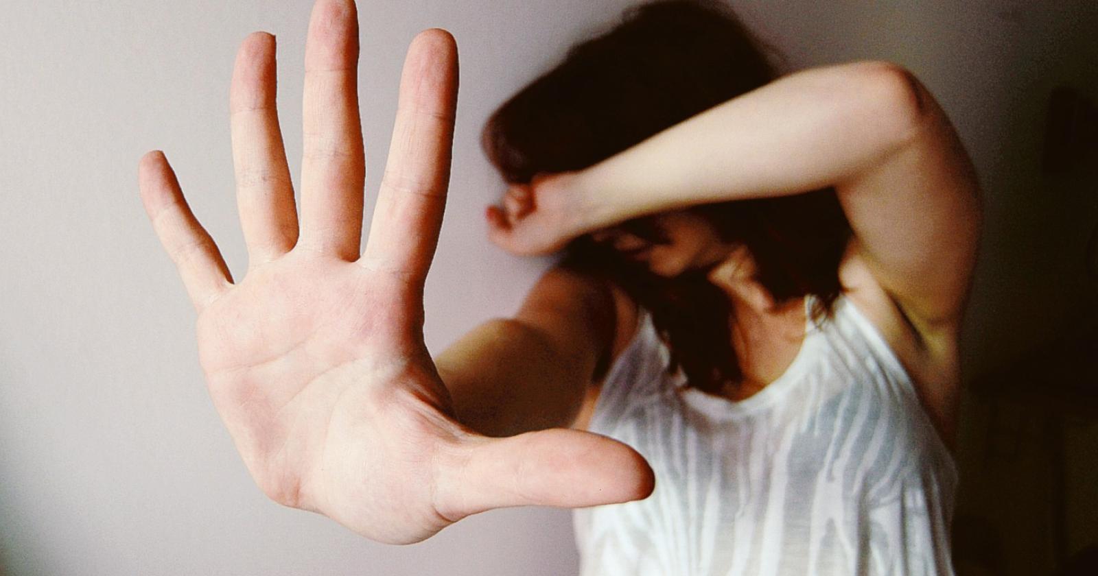 Calci e minacce a moglie e figli