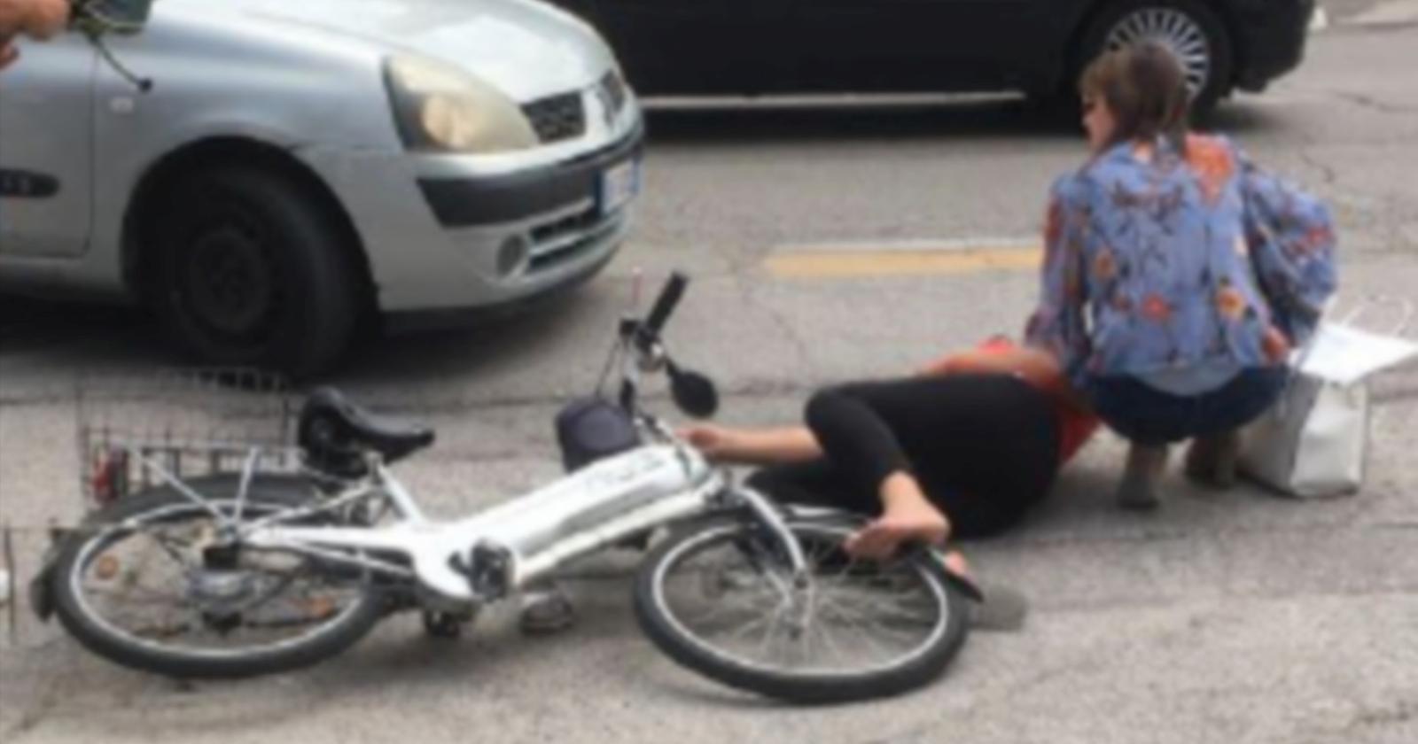 Incidente, donna sbalzata dalla bicicletta