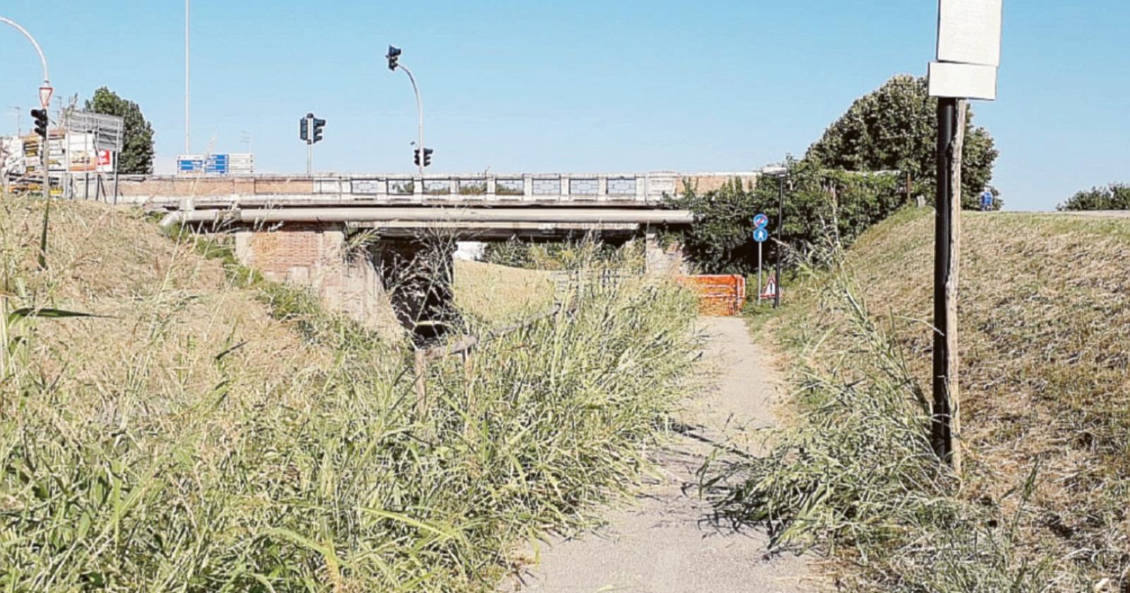 Sottopasso bloccato nel degrado