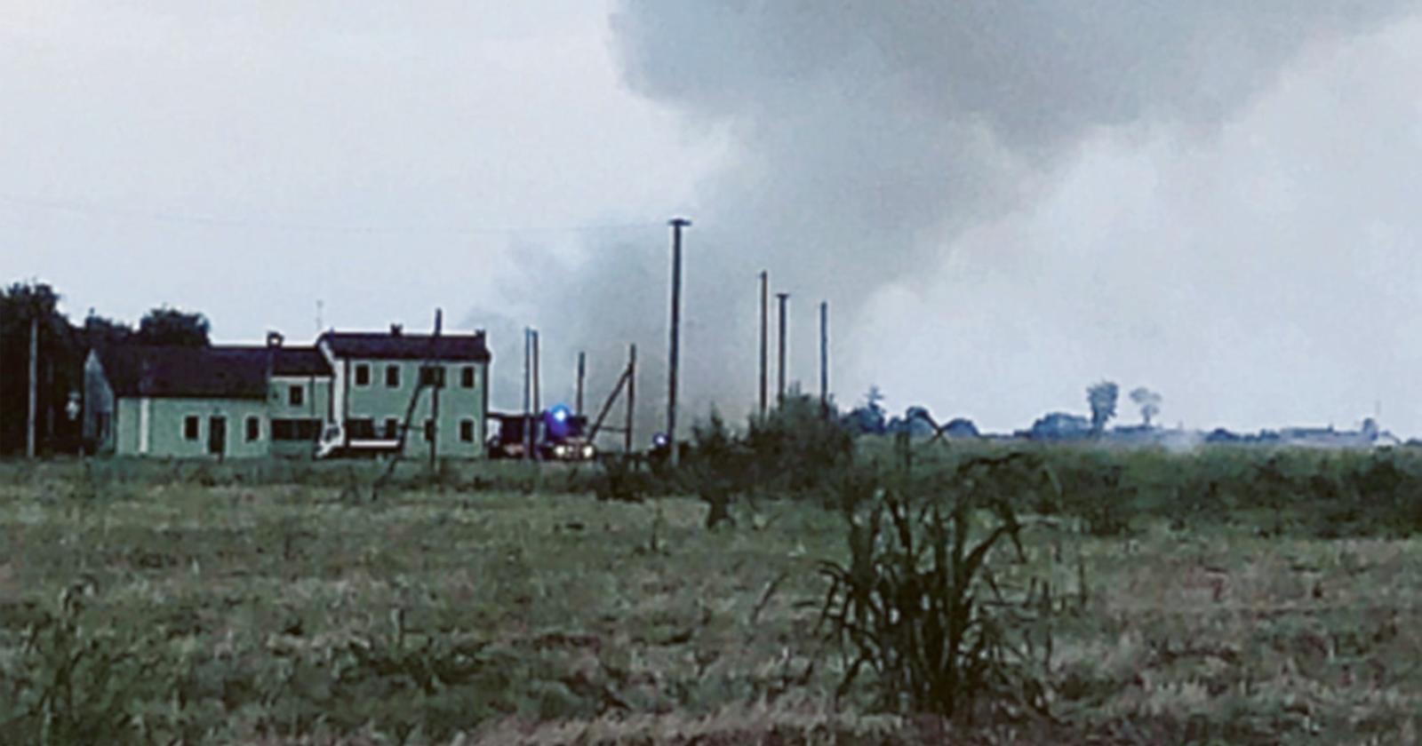 Colonna di fumo da paura, incendiate le sterpaglie