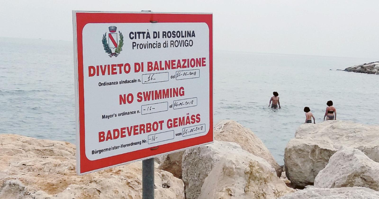 Fanno il bagno in barba al divieto