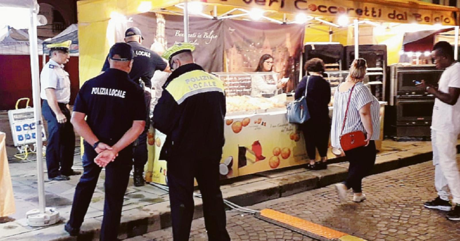 Ubriaco danneggia lo stand