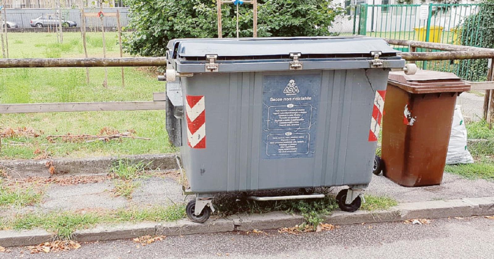 Gimcana fra i cassonetti, poi la scuola