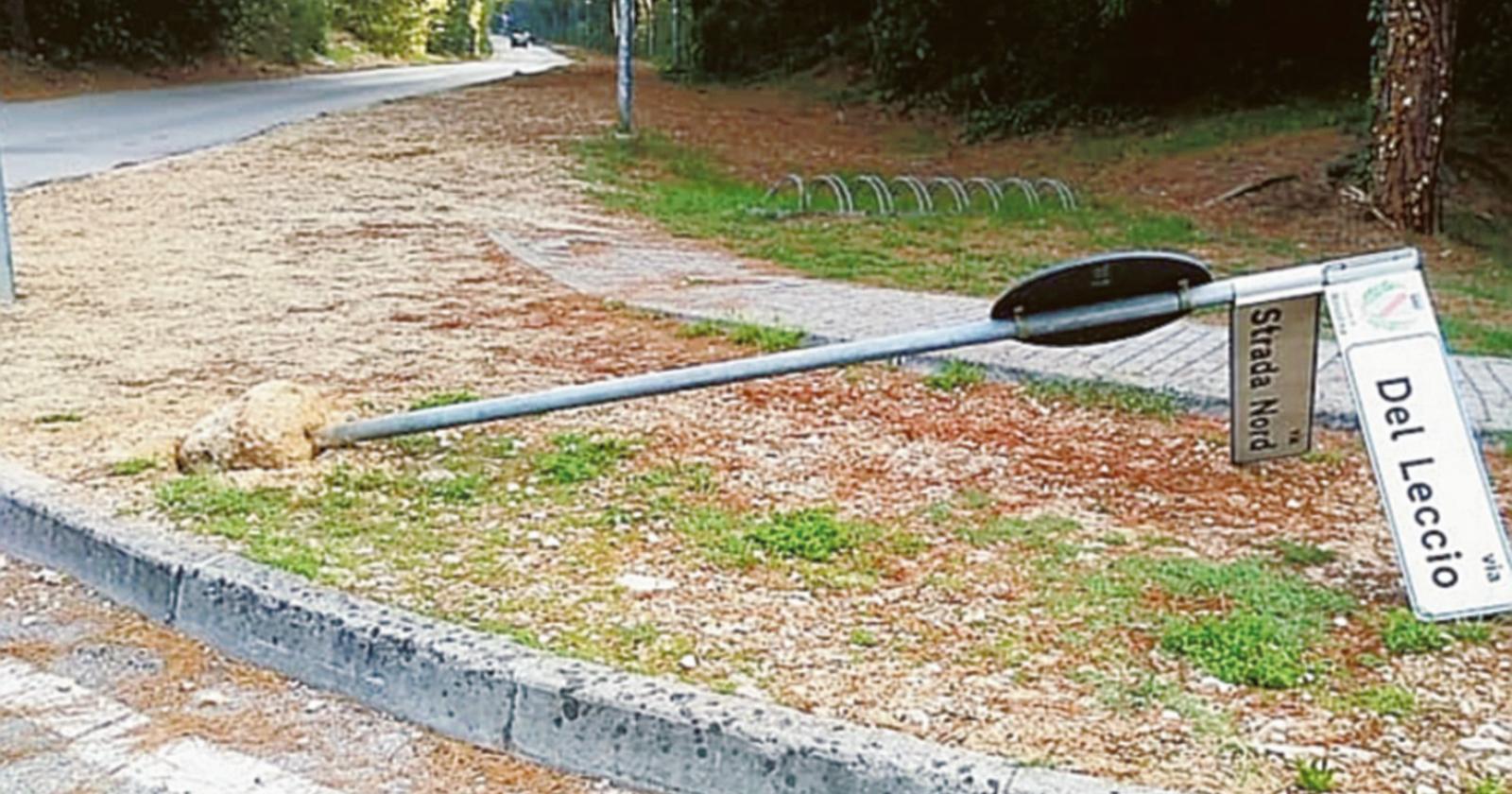 I vandali entrano in azione sul litorale: sono stati sradicati i cartelli stradali