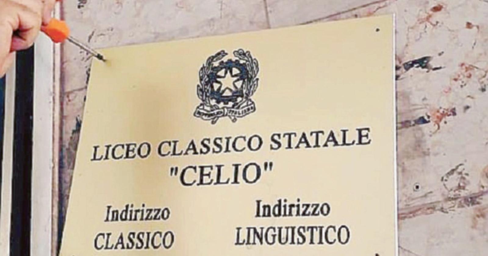 Celio, rimossa pure la targa