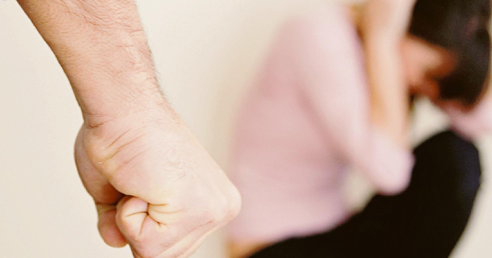 Picchia la moglie e mutila il cane