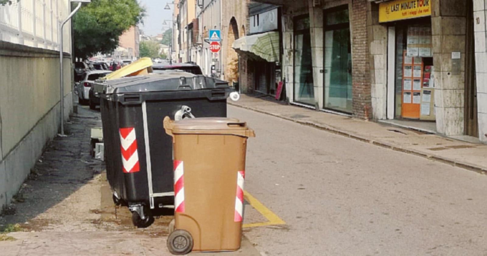 Il risiko dei cassonetti continua a fare danni
