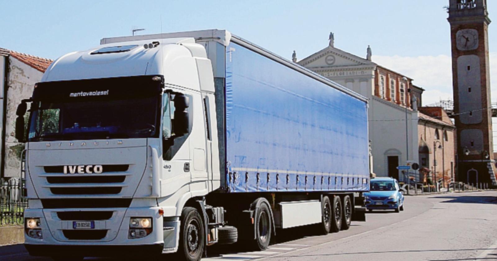 Un altro camion incastrato nel vicolo in pieno centro