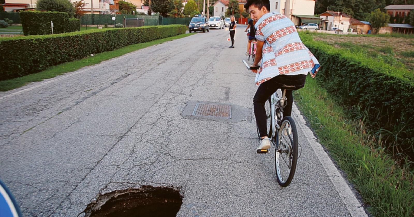 Troppe buche, due strade chiuse