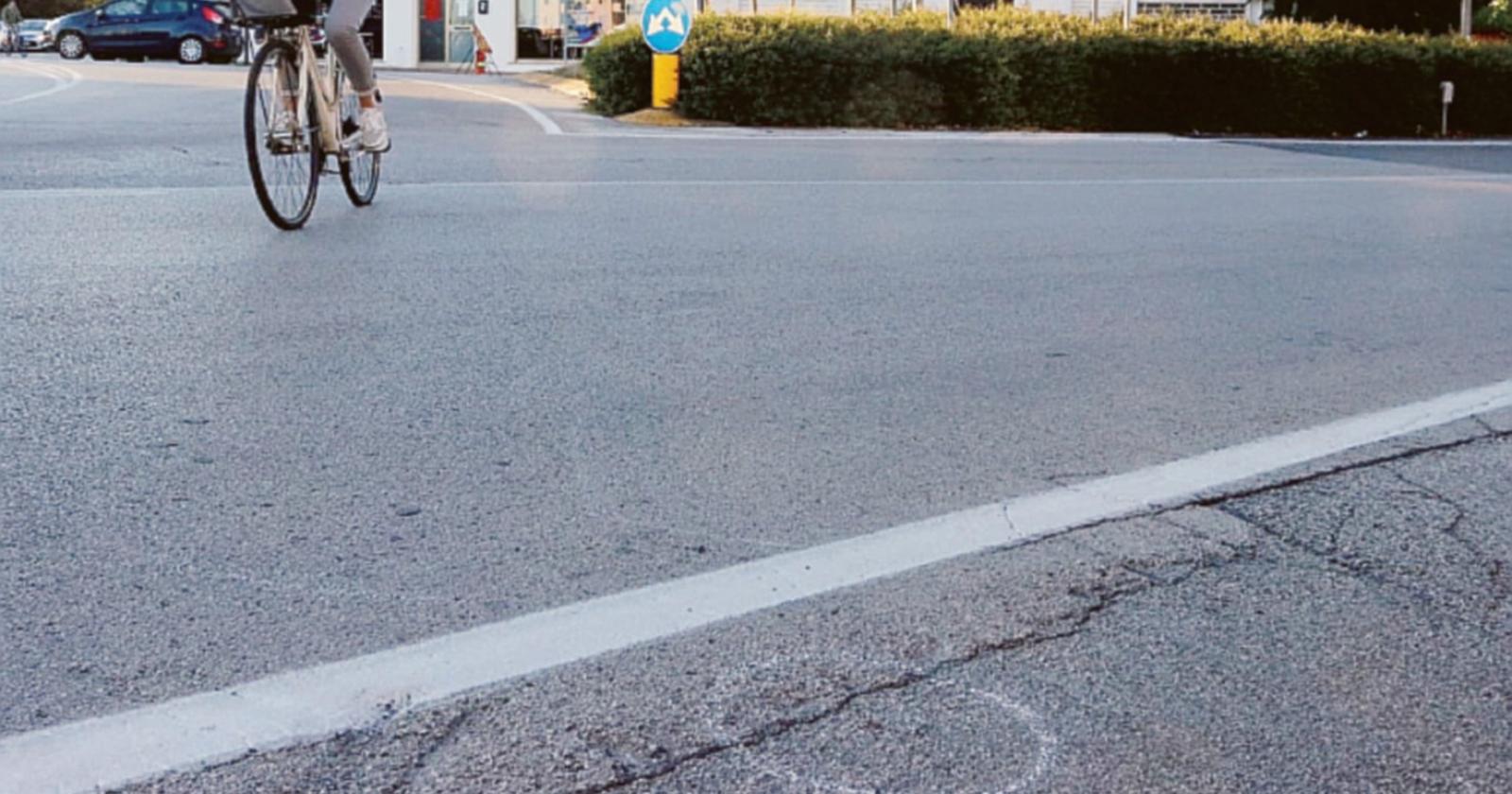 Travolge in moto una 70enne e scappa: è caccia al pirata