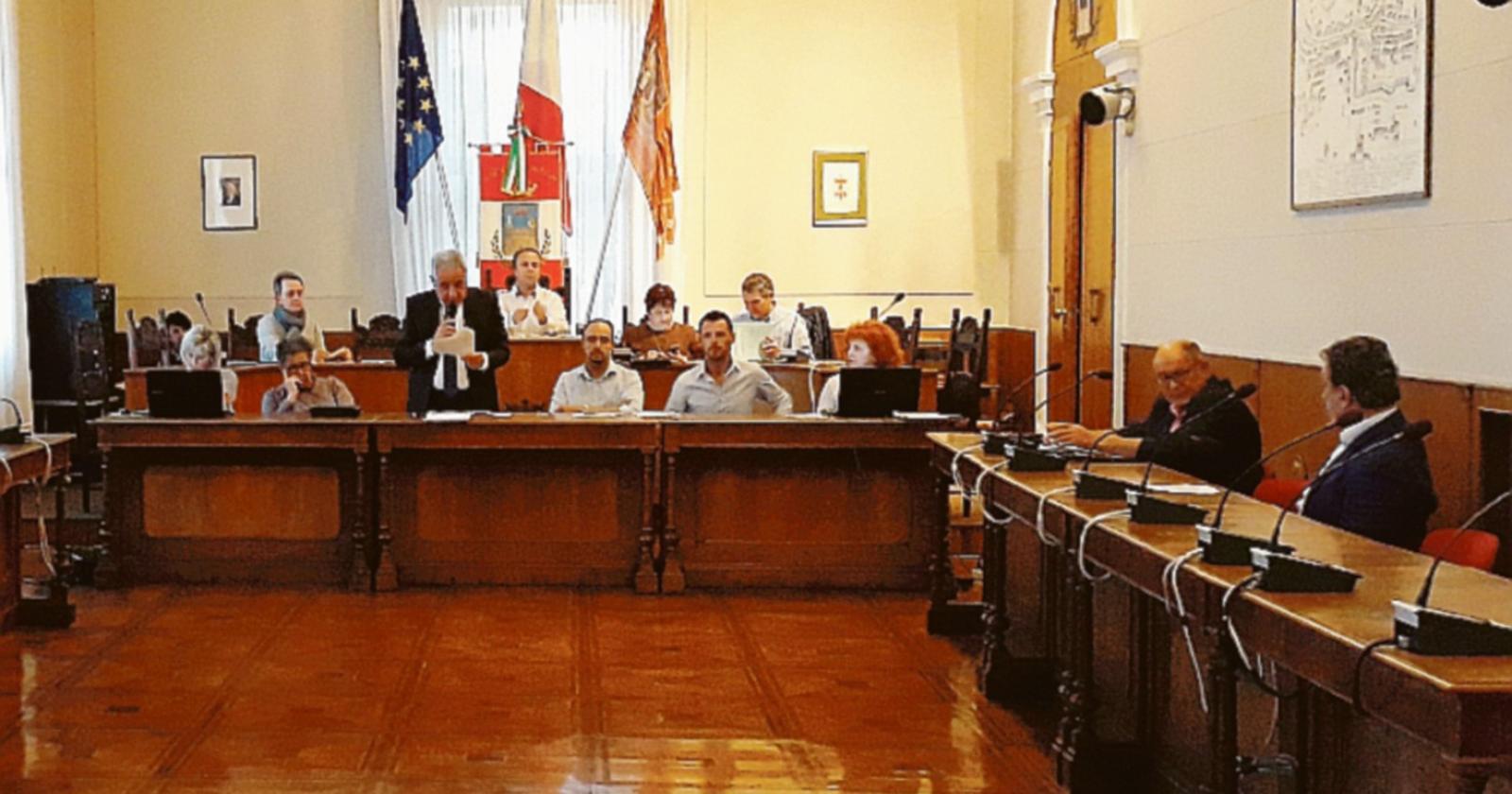 Asfalto via Santa Lucia: è scontro