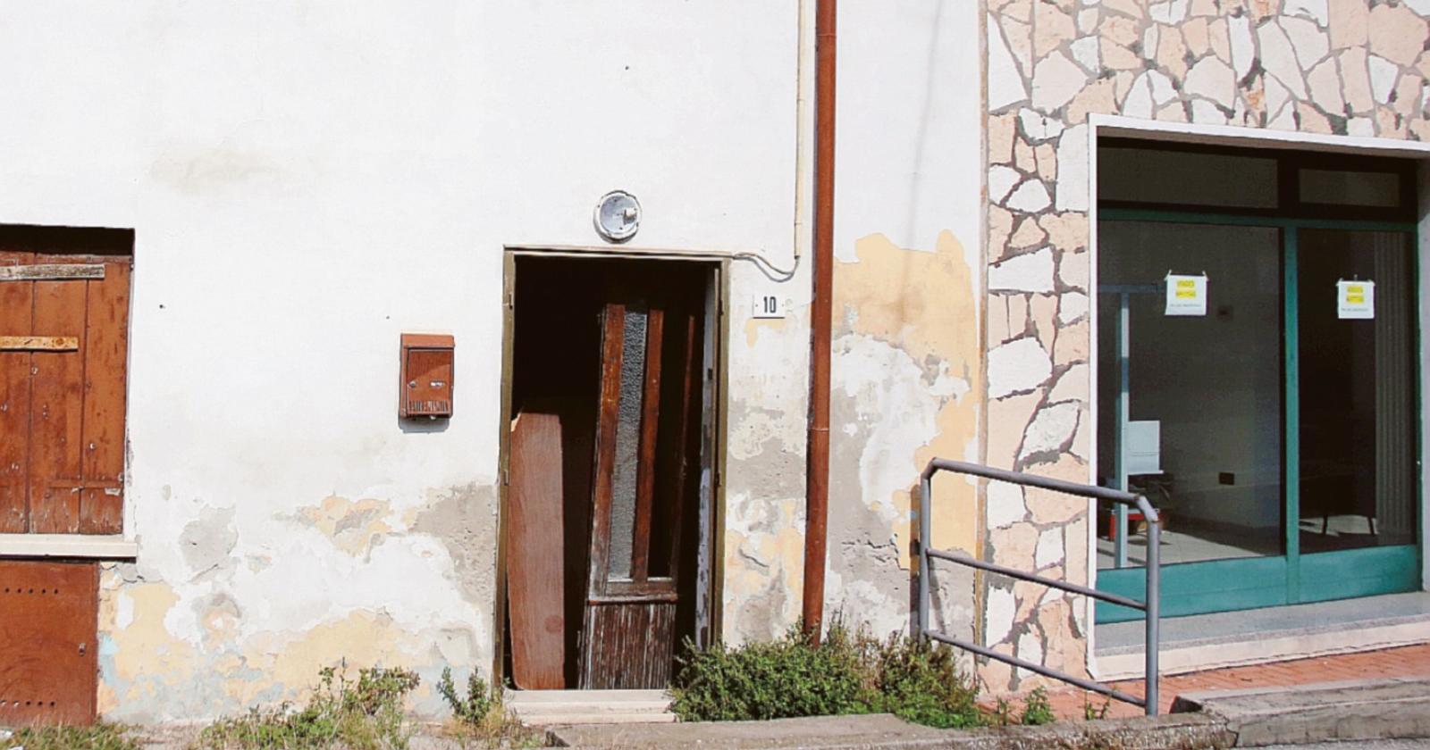 Casa occupata, degrado sulla strada