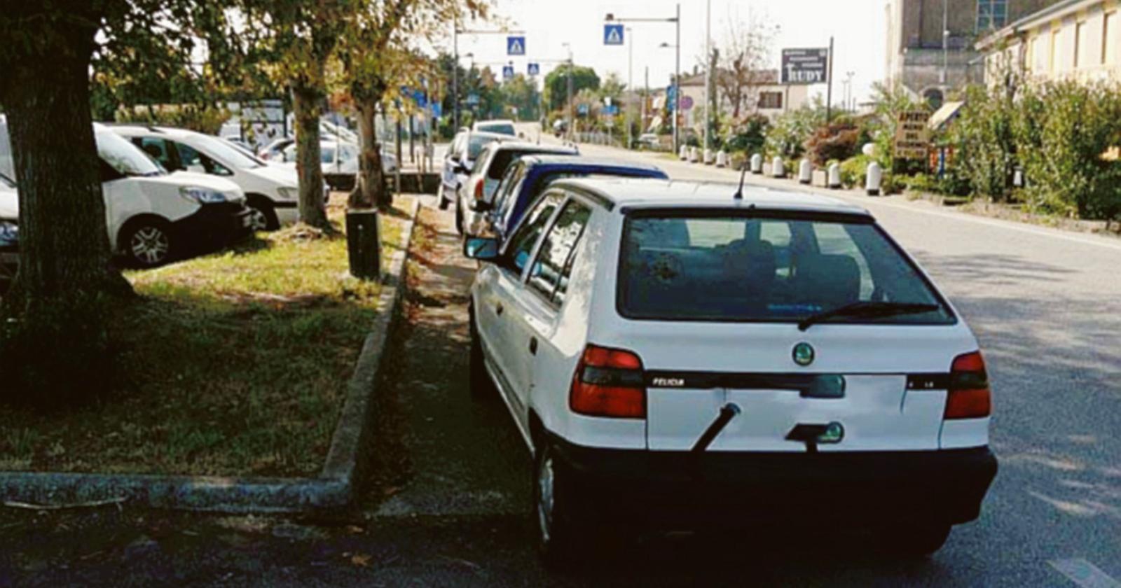 Parcheggio selvaggio sulla Sp4