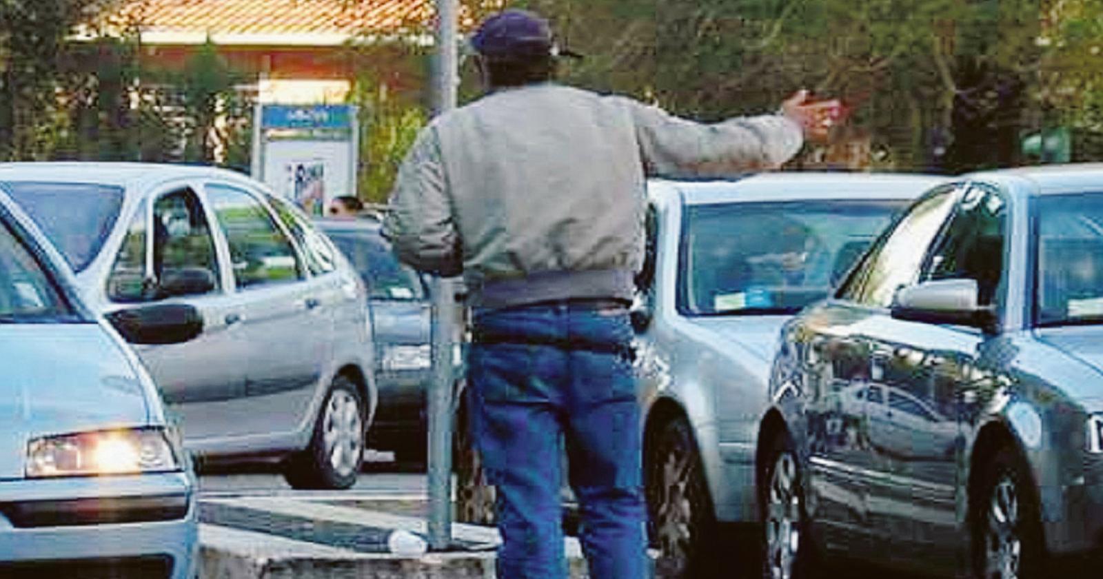 Parcheggiatori abusivi al mercato