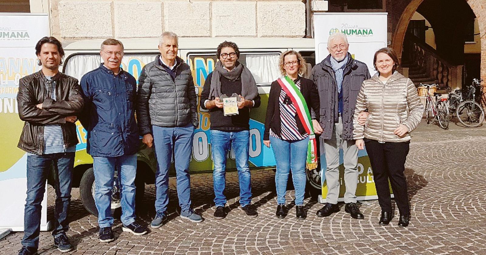 La raccolta dei vestiti è da premio