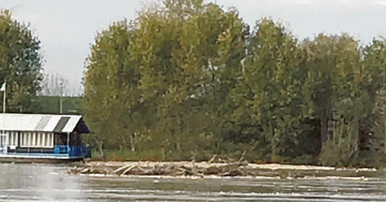 Resta l’allerta, detriti sul ponte