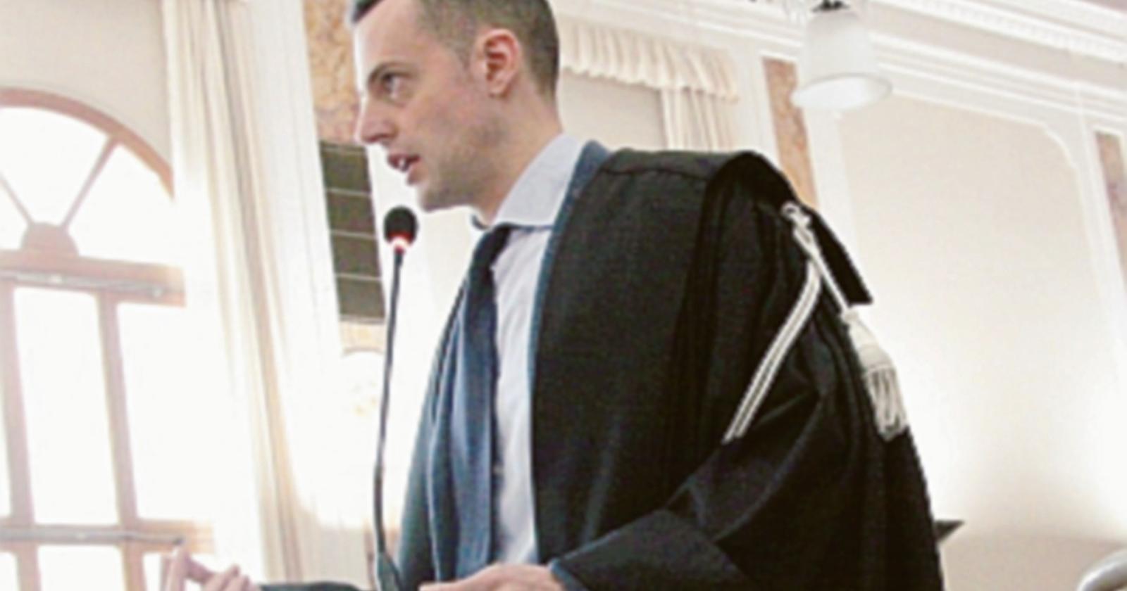 Dress code al corso, nuova perizia sulla borsista