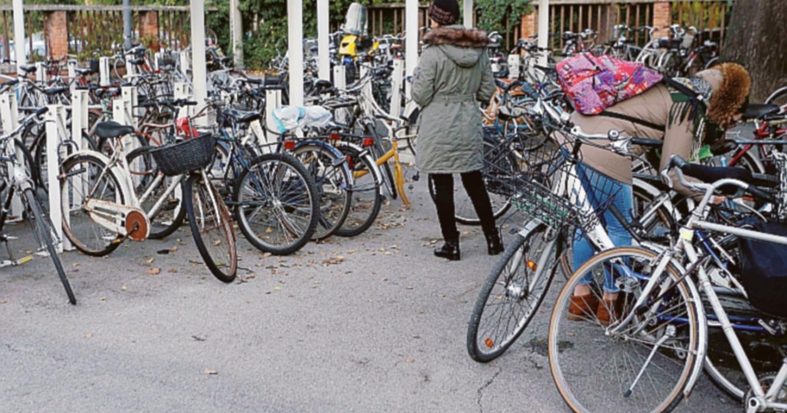 Stop alla bici selvaggia, divieto di sosta alla stazione