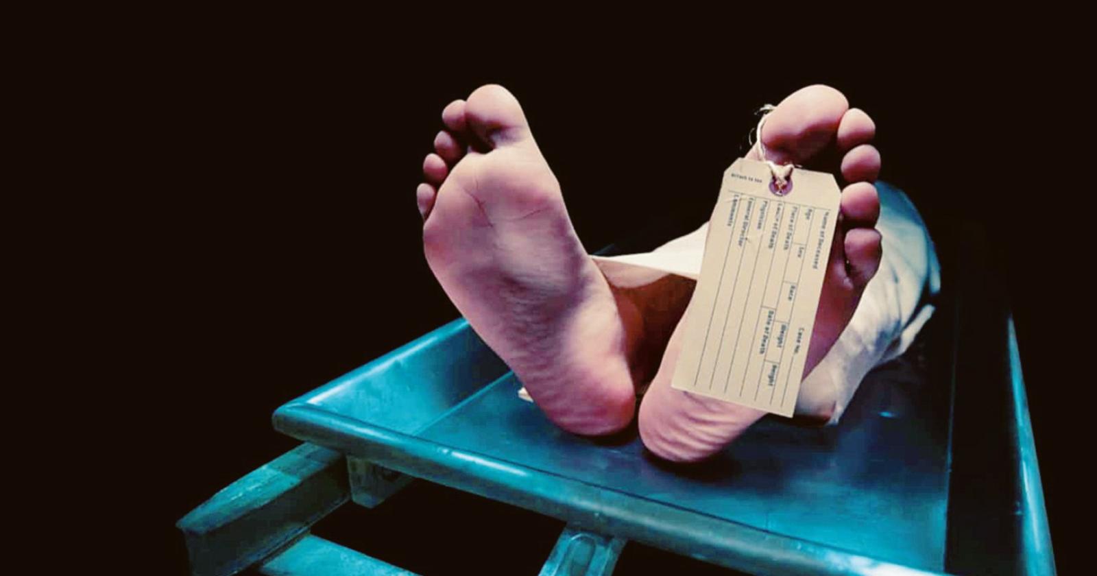 Abbandonato in obitorio, è mistero sulla morte