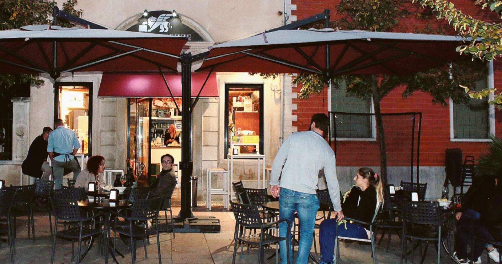 Plateatici: caos, minacce e caffè