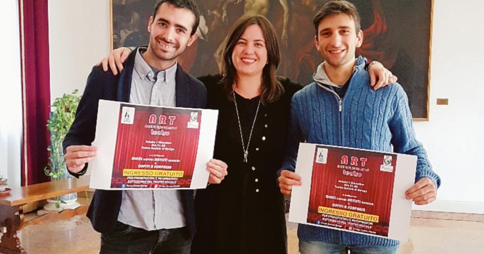 Il sindaco sale sul palco del Sociale