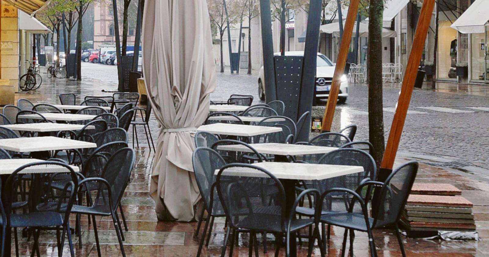 Dehors in stallo, il caos ferma tutto