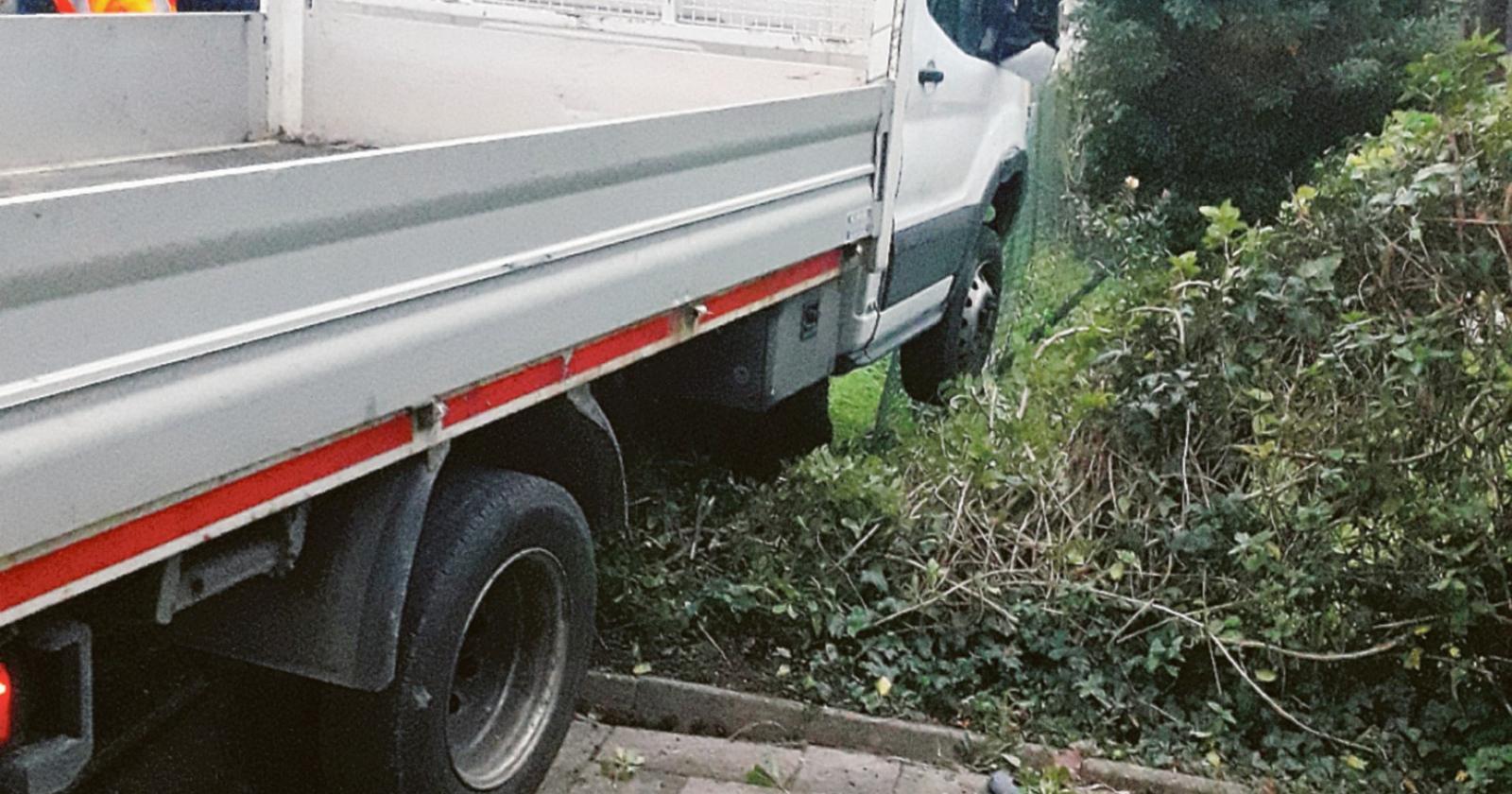 Evita il tir ma centra palo e recinzione
