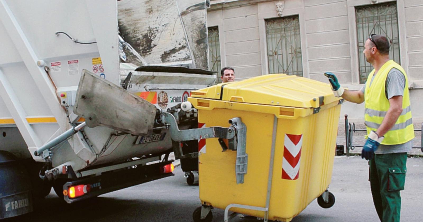 “A rischio la raccolta dei rifiuti”