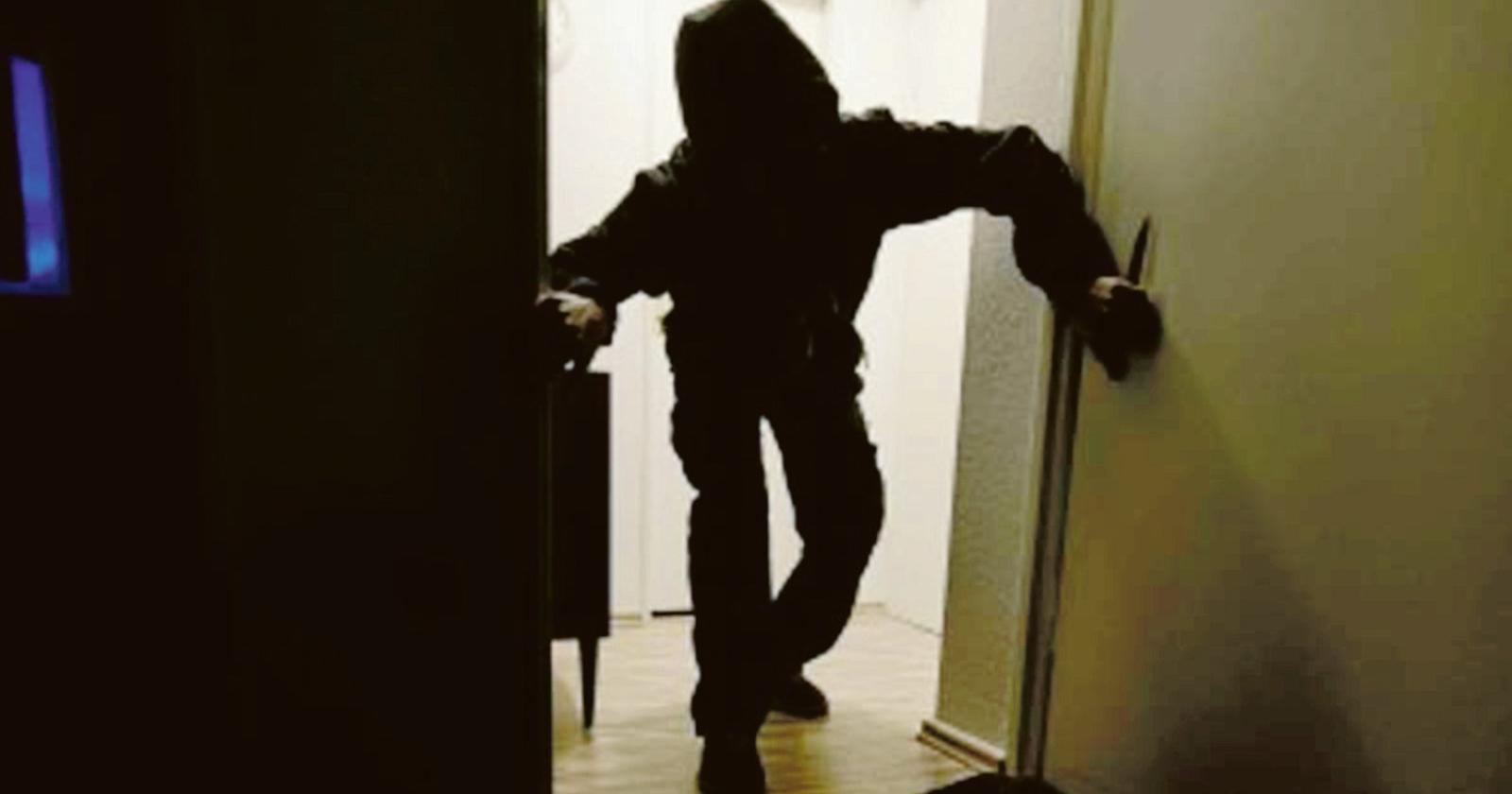 Vestiti da Babbo Natale per rubare in casa
