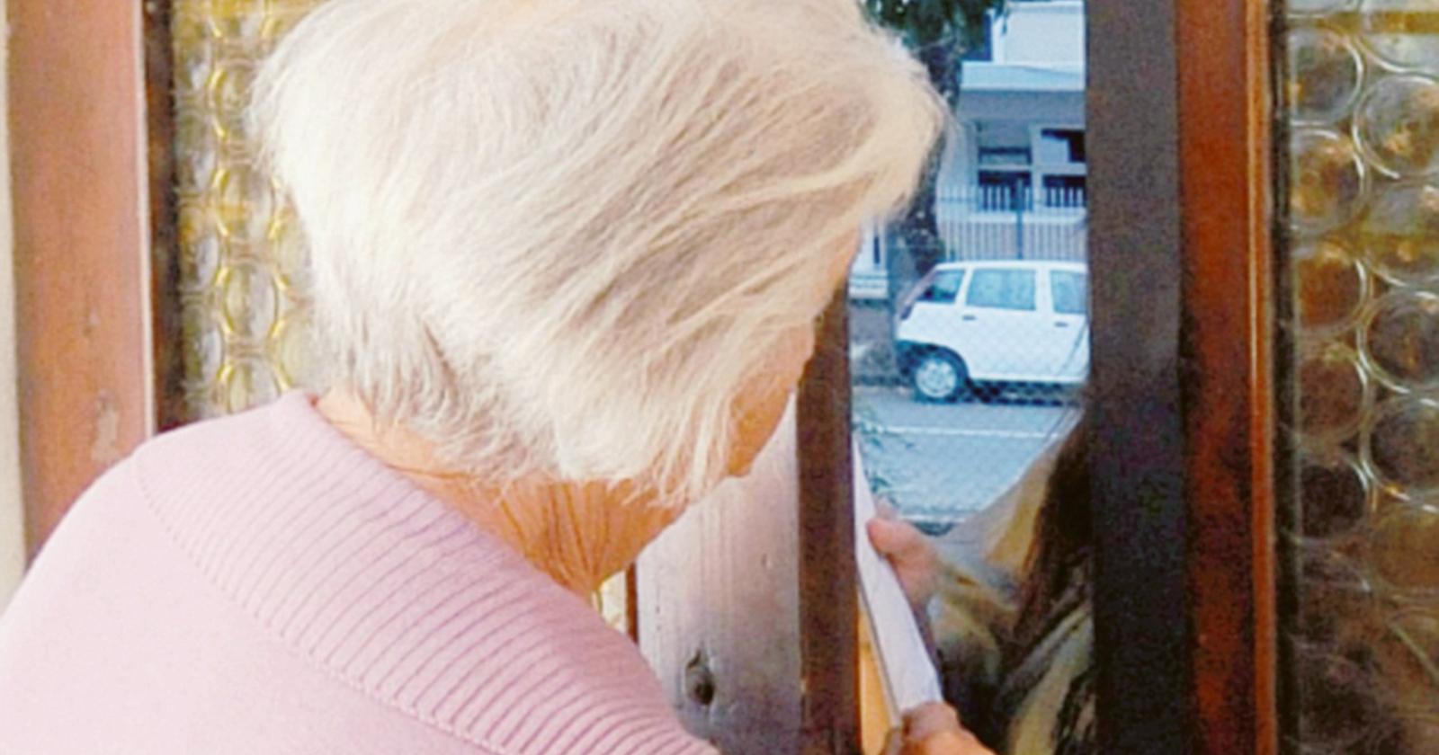 Storditi con lo spray e truffati: il falso addetto ruba i preziosi