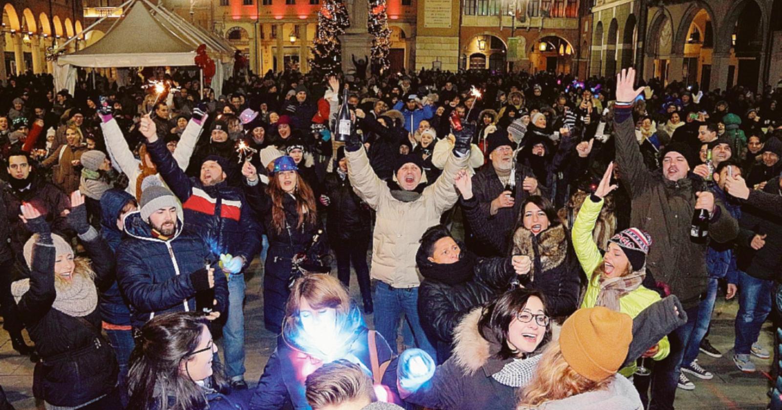 Stasera la festa in piazza, domani musica al Sociale