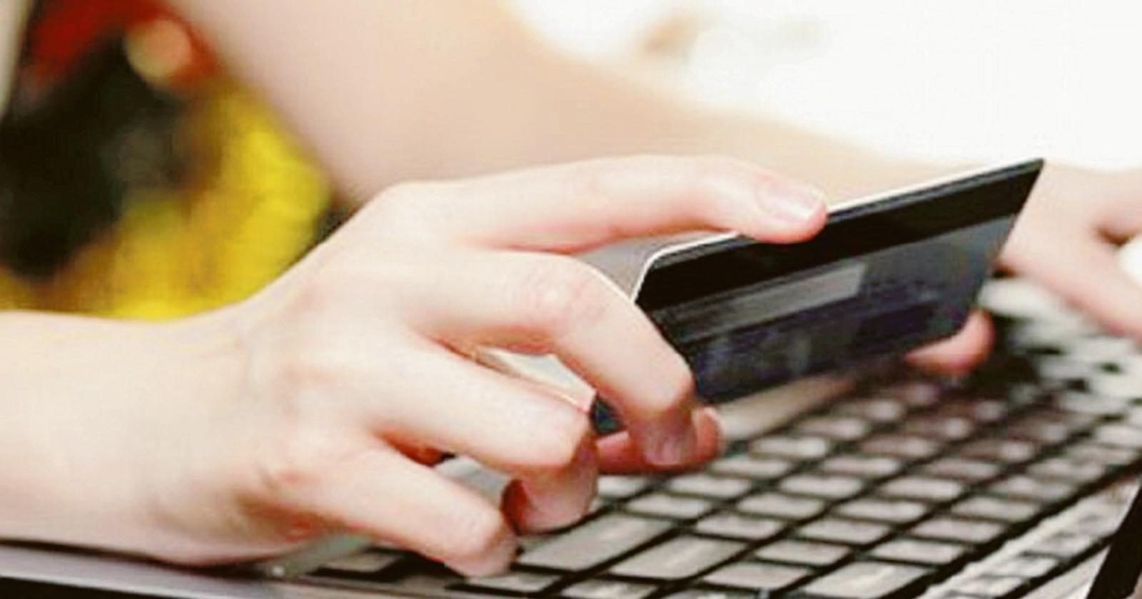 Estorce il pin e si accredita 1000 euro