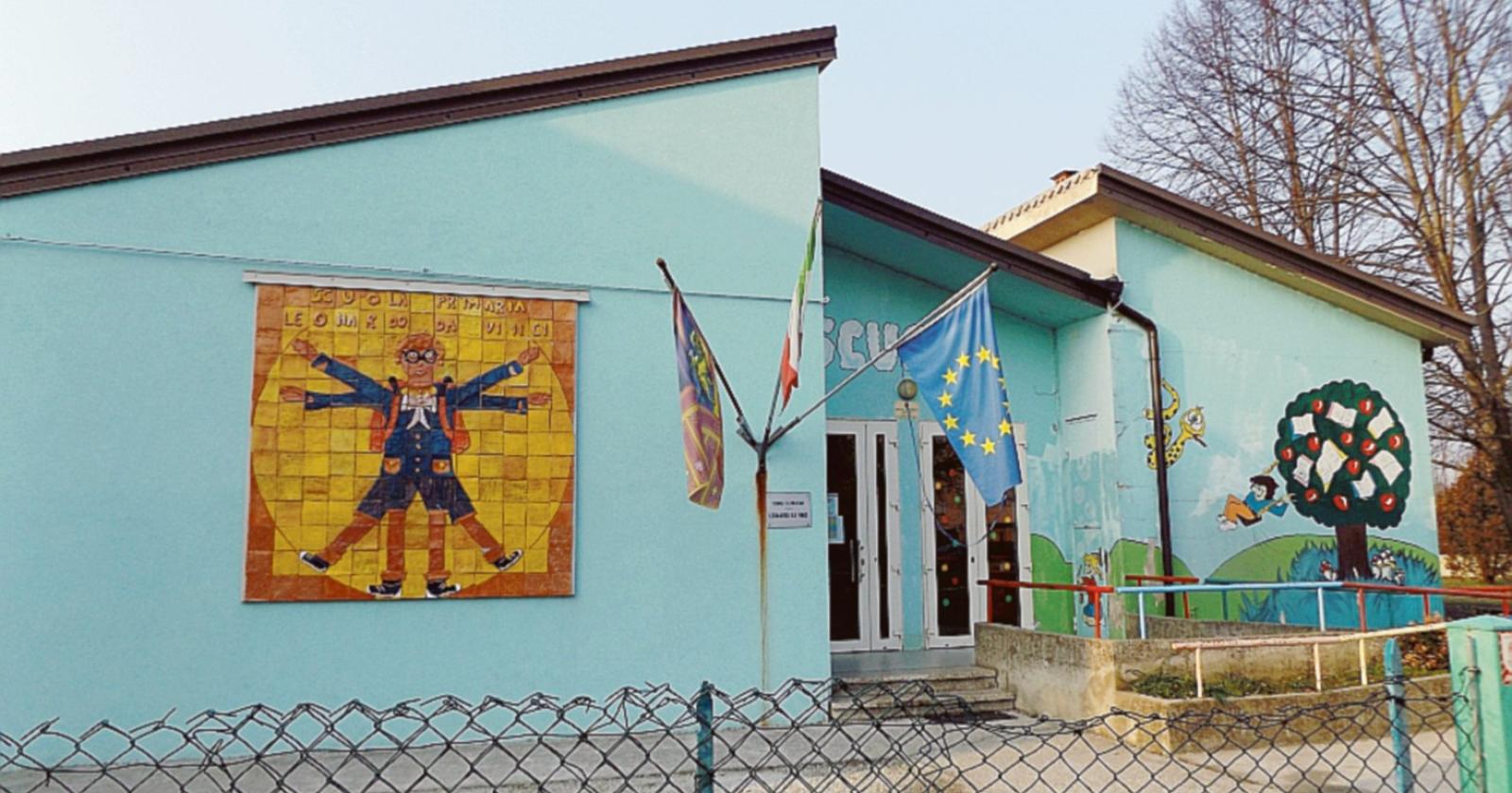 Cade lampadario, momenti di paura a scuola