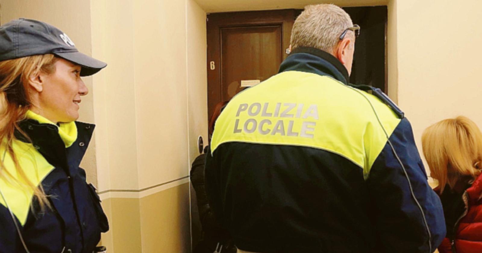 Famiglia con due bimbi messa in mezzo ad una strada