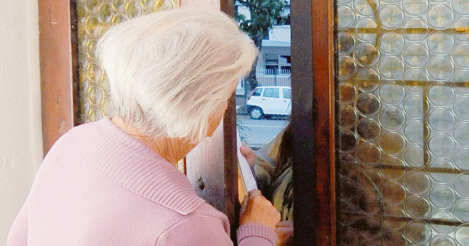 Anziana sventa una truffa in casa